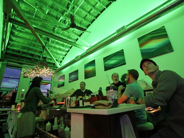 Caixas de luz mudam as cores da iluminação projetadas na parede do bar (Foto: Don Ryan/AP)
