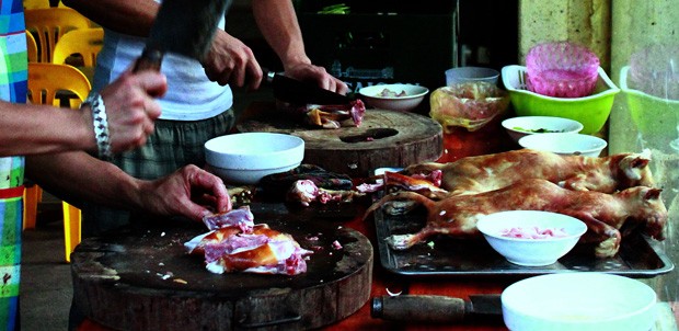  Cozinheiros preparam a carne de gato em um retaurante em Hanói (Foto: AFP Photo)
