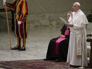 Papa Francisco lê seu discurso contra a máfia neste sábado (21) (Foto: Max Rossi/Reuters)