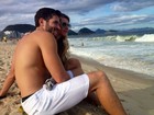 Roni e Tatiele Polyana curtem dia de romance em praia no Rio