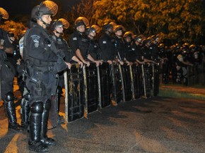 Batalhão de Choque da Polícia Militar fez barreira para proteger sede do governo de Pernambuco (Foto: Rafaella Torres / G1)