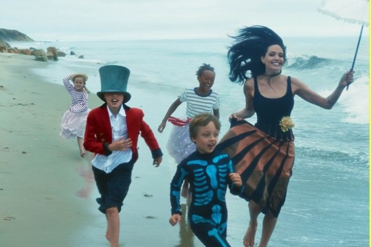 Angelina e os filhos foram clicados para a revista Vogue (Foto: Reprodução Vogue)
