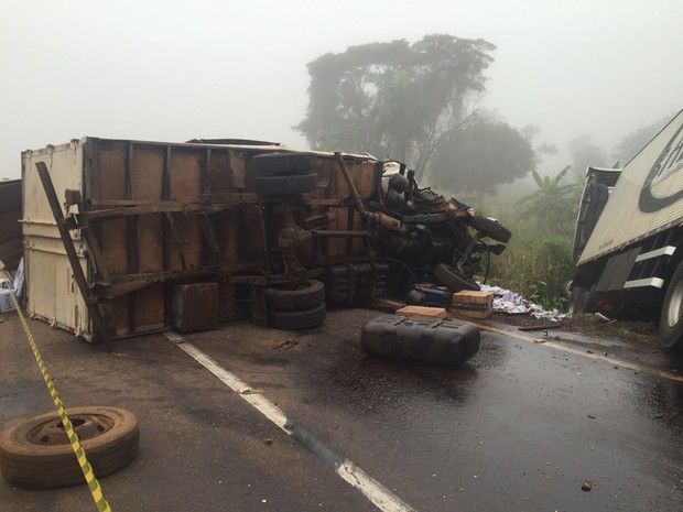 Acidente com 4 carretas e caminho mata duas pessoas em serra de Mato Grosso (Foto: Assessoria/PRF-MT)