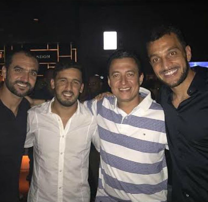 Danilo, Edilson e Edu Dracena posam com torcedor em boate (Foto: Reprodução/Instagram Cuiabano Lima)