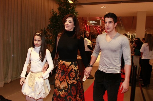 Claudia Raia com os filhos Enzo e Sophia (Foto: Isac Luz / EGO)