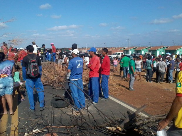 Moradores de Casa Nova fazem protesto na BR-235 (Foto: Site Portalcasanova.com)