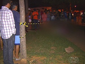 Adolescente de 13 anos é morta com tiro nas costas, em Goiânia, Goiás (Foto: Reprodução/TV Anhanguera)