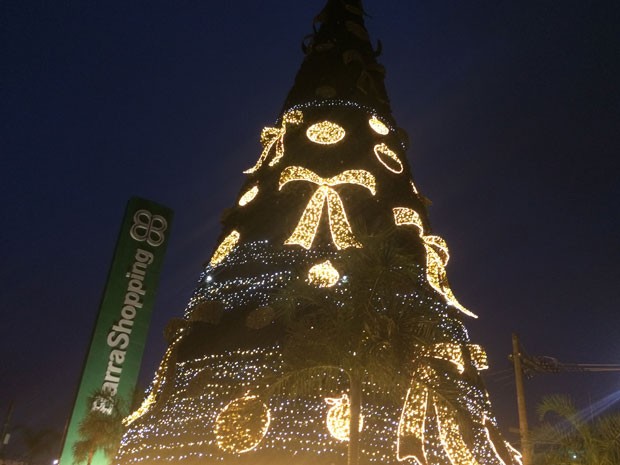 Barra Shopping instalou imensa árvore de Natal quase na calçada (Foto: Daniel Silveira / G1)
