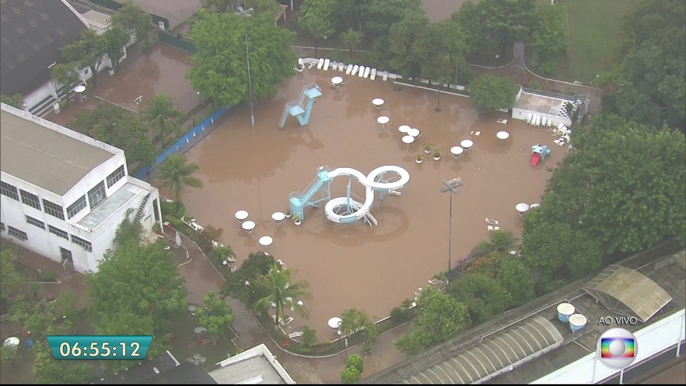 Clube fica alagado após fortes chuvas atingirem São Paulo na madrugada desta sexta-feira (7) (Foto: Reprodução/TV Globo)