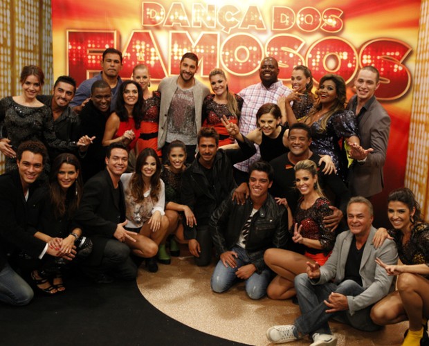 Felizes com o início da competição, famosos posam ao lado dos seus professores (Foto: Domingão do Faustão / TV Globo)