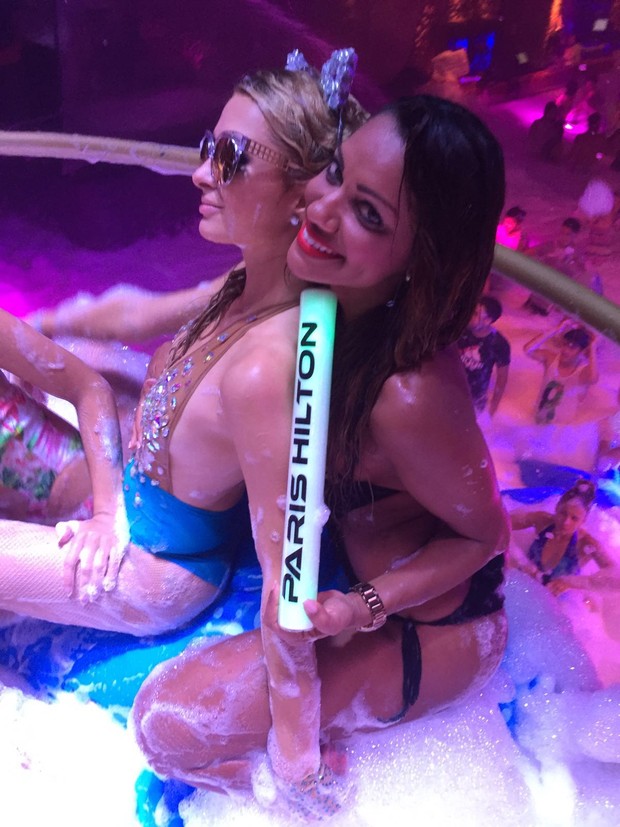 Ana Paula Evangelista toma banho de espuma com Paris Hilton em Ibiza (Foto: R2assessoria)