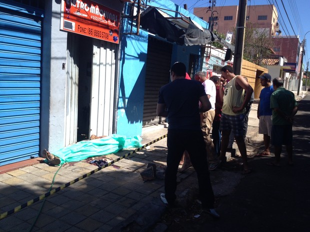 Corpo foi encontrado em frente a uma residência (Foto: Ellyo Texeira/G1)