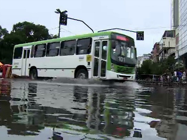 Águas do rio Negro invadiram terminal de ônibus, no Centro de Manaus (Foto: Reprodução/TV Amazonas)