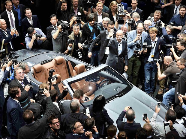 Fotógrafos na apresentação do Mercedes Classe S Cabiolet no Salão de Frankfurt (Foto: Ralph Orlowski/Reuters)