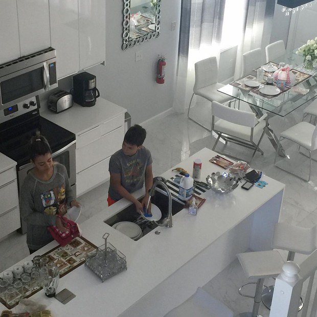 Xandy mostra os filhos lavando louça (Foto: Reprodução/Instagram)