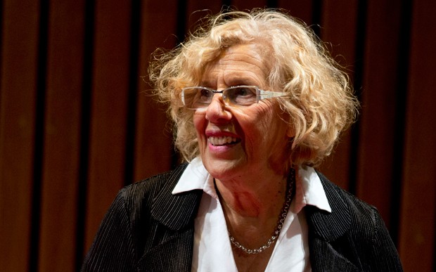 Prefeita Madri, Manuela Carmena, decidiu multar os donos que não recolhem cocô de seu cão (Foto: Natacha Pisarenko/AP) Prefeita Madri, Manuela Carmena, decidiu multar os donos que não recolhem cocô de seu cão (Foto: Natacha Pisarenko/AP)