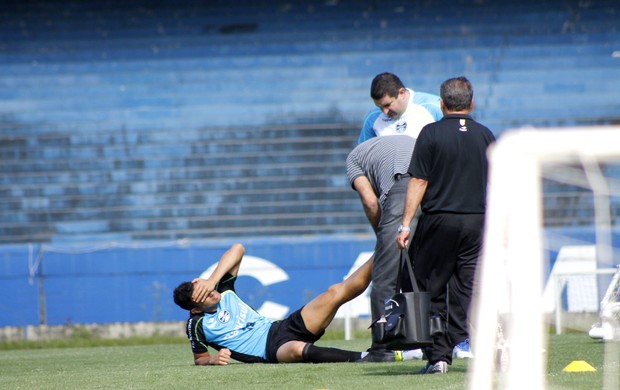 Werley sente pancada em treino do Grêmio (Foto: Diego Guichard)