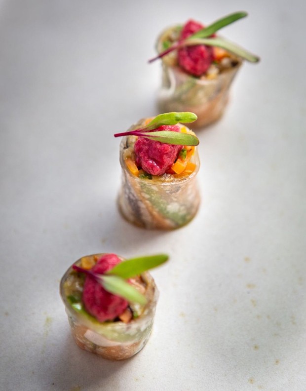 Receita: roll vietnamita de legumes grelhados e homus de beterraba (Foto: ARTE: STUDIO MR JOBIM) Receita: roll vietnamita de legumes grelhados e homus de beterraba (Foto: ARTE: STUDIO MR JOBIM)
