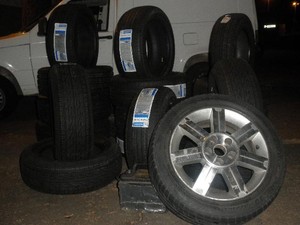 Carro com dezenove pneus é apreendido em São José (Foto: Divulgação/ Policia Militar)