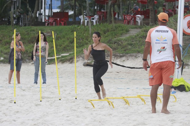 Danielle Winits se exercita na praia (Foto: Dilson Silva / AgNews)