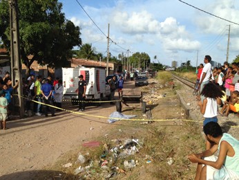 Mulher foi morta com cinco tiros na comunidade Salinas Ribamar em Cabedelo-PB (Foto: Walter Paparazzo/G1)