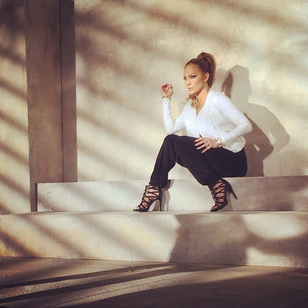 Jennifer Lopez posa para ensaio de moda (Foto: Instagram/ Reprodução)