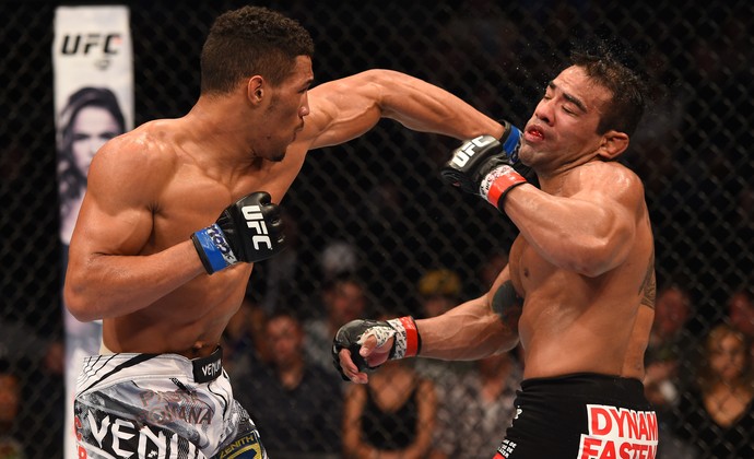 Kevin Lee acerta golpe em Michel Prazeres (Foto: Getty Images)