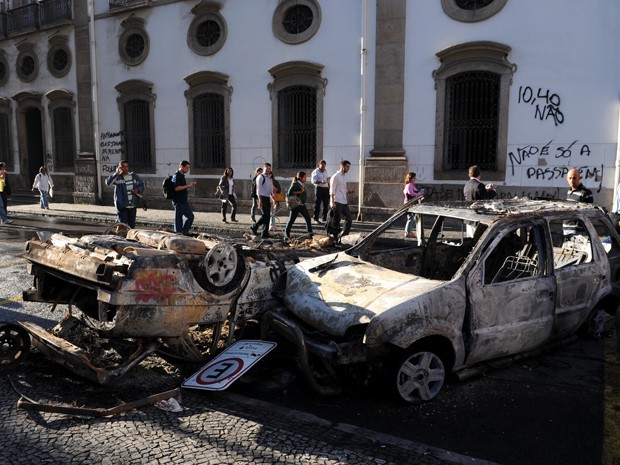 Carros foram incendiados durante protesto no Centro do Rio, na segunda-feira (17) (Foto: Alexandre Durão/G1)