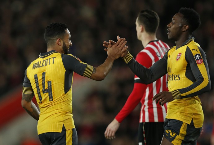 Walcott e Welbeck, Southampton x Arsenal (Foto: Reuters / John Sibley)