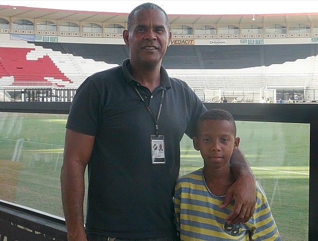 Marcos e seu filho Pedrinho, porteiro e jogador da base do Vasco (Foto: Raquel Vieira)