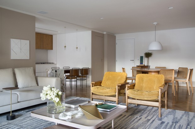 Apê de 150 m² tem décor com muita madeira e design assinado (Foto: FOTOS DENILSON MACHADO) Apê de 150 m² tem décor com muita madeira e design assinado (Foto: FOTOS DENILSON MACHADO)