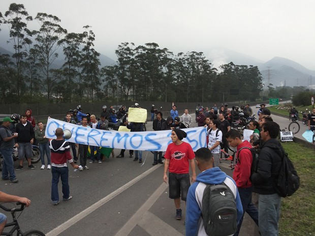 Manifestantes fecham rodovia Cônego Domênico Rangoni (Foto: Nivaldo Tomazini / TV Tribuna)