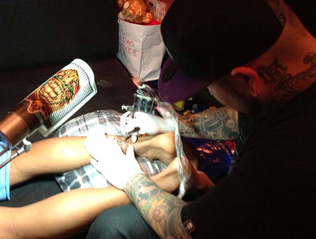 Neymar faz mais uma tatuagem (Foto: Reprodução / Instagram)