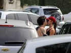 Letícia Wiermann beija muito o namorado após corrida na lagoa