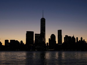 One World Trade Center domina o horizonte de Manhattan, em Nova York, visto de Nova Jersey, nos Estados Unidos (Foto: Mark Lennihan/AP)