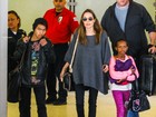 Angelina Jolie é clicada em aeroporto dos EUA com dois de seus seis filhos