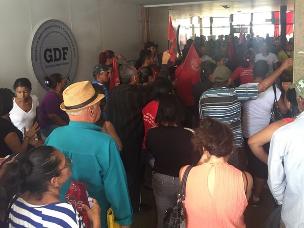 Integrantes do Movimento de Resistência Popular em invasão a secretaria do Distrito Federal (Foto: Jéssica Nascimento/G1)