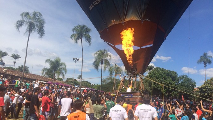 Balão leva a tocha olímpica em Pirenópolis, Goiás (Foto: Guilherme Gonçalves/ GloboEsporte.com)