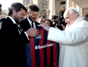 Papa Francisco recebe camisa do San Lorenzo (Foto: AP)