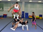 Naldo Benny pratica saltos acrobáticos para inovar em apresentação ousada