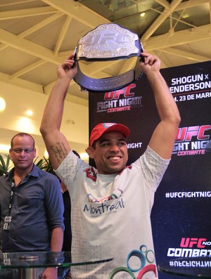 Renan Barão mostra seu cinturão do UFC (Foto: Rodrigo Malinverni)