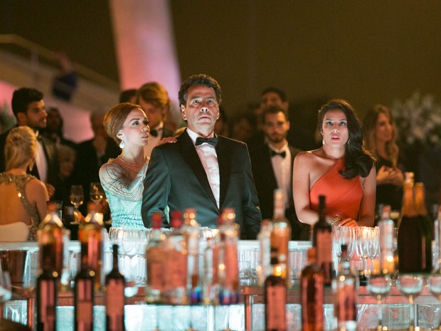 A primeira-dama surpreende o casal de amantes conversando a sós (Foto: Isabella Pinheiro / Gshow)