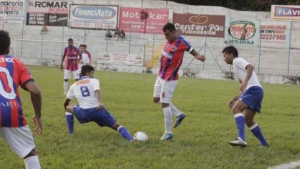 Jogo foi disputado com as duas equipes demostrando muita raça em campo. (Foto: Valdivan Veloso / Globoesporte.com)