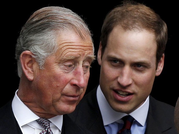 O príncipe Charles (esq.) conversa com seu filho William após a missa (Foto: Andrew Winning/Reuters)