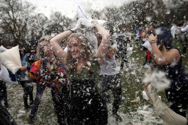 Participante durante guerra de travesseiros em Londres, na Inglaterra (Foto: Neil Hall/Reuters)