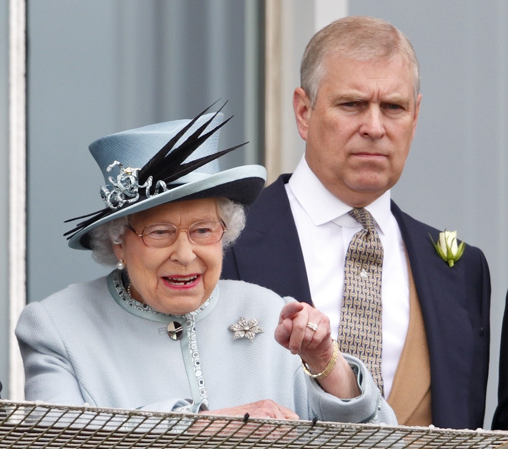  A rainha Elizabeth II com o filho príncipe Andrew (Foto: Getty Images)