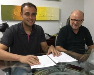 Renan prorroga contrato com o Goiás (Foto: Divulgação / Goiás E. C.)
