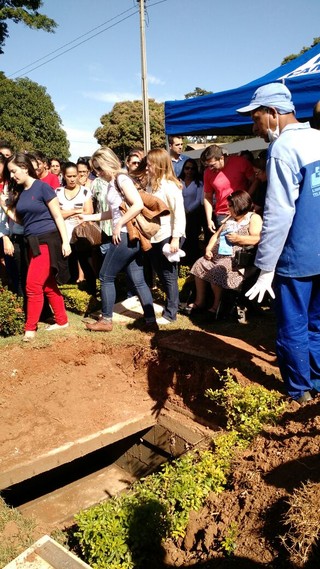 Foto: Familiares, amigos e fãs se despedem de Cristiano Araújo e da  namorada do cantor, Allana Moraes, no Centro Cultural Oscar Niemeyer, em  Goiânia, nesta quinta-feira, 25 de junho de 2015 - Purepeople