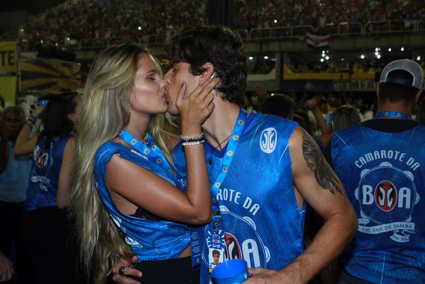 Yasmin brunet beija muito o marido Evandro Soldati (Foto: Marcello Sá Barretto/AgNews)