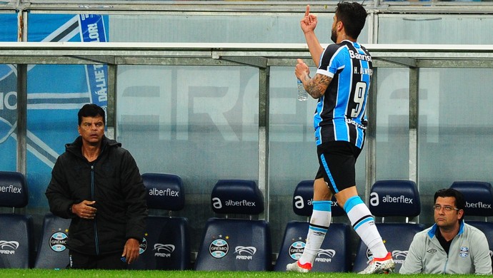 Henrique Almeida faz gesto obsceno para torcida do Grêmio (Foto: Félix Zucco / Agência RBS)
